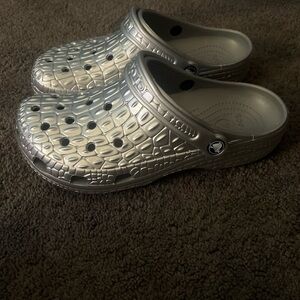 Crocs sliver details like a dinosaur skin kida